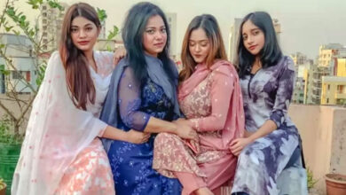 Photo of তিন মেয়েকে নিয়ে গাইলেন ডলি