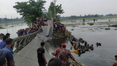 Photo of ফুলছড়িতে বেইলি ব্রিজ ভেঙে ট্রাক পানিতে, চালক নিখোঁজ