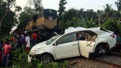 Photo of যশোরে ট্রেনের ধাক্কায় প্রাইভেট কারের ৪ আরোহীর মৃত্যু