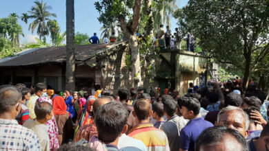 Photo of সাতক্ষীরায় ঘরে ঢুকে মা-বাবাসহ দুই সন্তানকে কুপিয়ে হত্যা