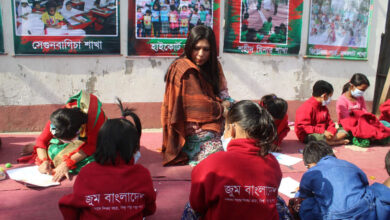 Photo of সুবিধা বঞ্চিত শিশুদের ইংরেজি শেখাচ্ছেন সাবরীনা