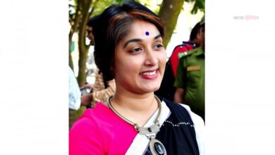 Photo of তিন পদ থেকে সরে দাঁড়ালেন শিক্ষার্থীদের চুল কেটে দেওয়া শিক্ষিকা