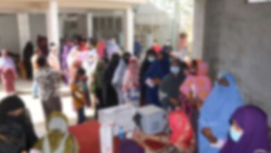 Photo of নবাবগঞ্জে টিকা লাইনে চোর সন্দেহে তরুণীকে পিটিয়ে হত্যা!