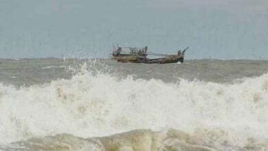 Photo of সাগরে ট্রলার ডুবি, নিখোঁজ ৩ জেলের লাশ উদ্ধার