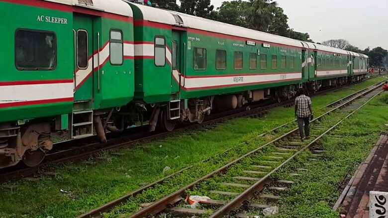 Photo of ঈশ্বরদীতে ট্রেনের বগি লাইনচ্যুত, বিকল্প পথে ট্রেন চলাচল শুরু