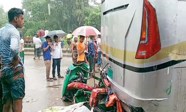 Photo of কুমিল্লার মনোহরগঞ্জে বাসচাপায় অটোরিকশার ৪ যাত্রী নিহত