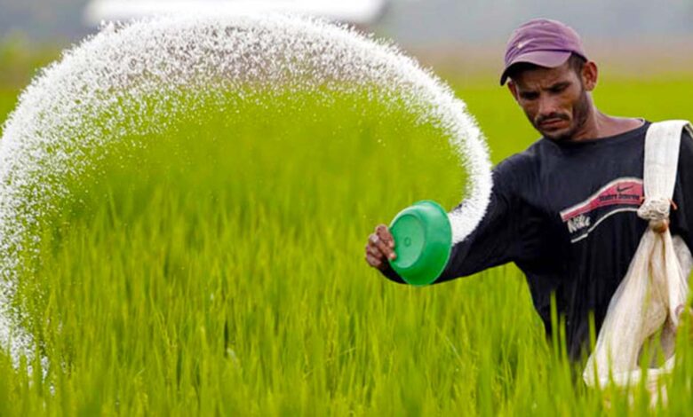 Photo of চওড়া দামে বিক্রি হচ্ছে ইউরিয়া সার