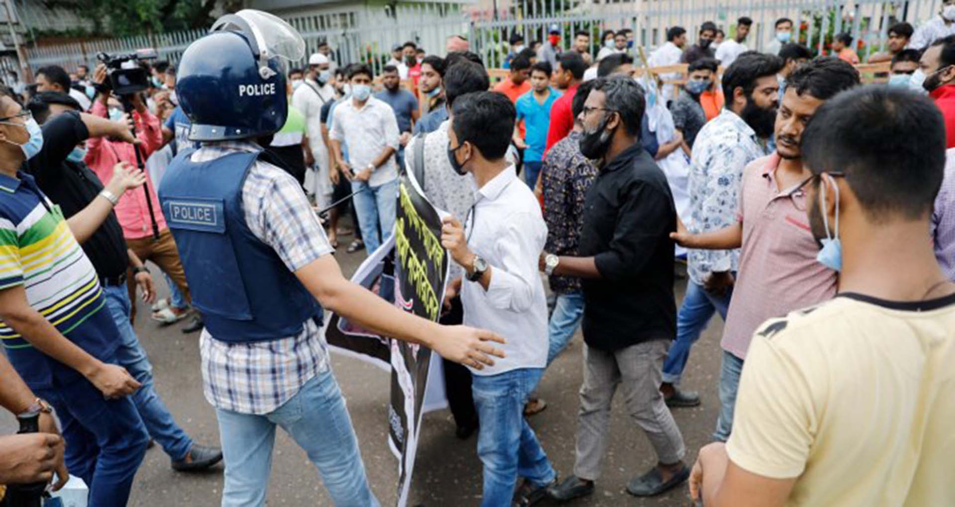 Photo of ডেসটিনির পথেই কি ই-কমার্স গ্রাহকদের ভাগ্য ঘুরপাক খাচ্ছে!