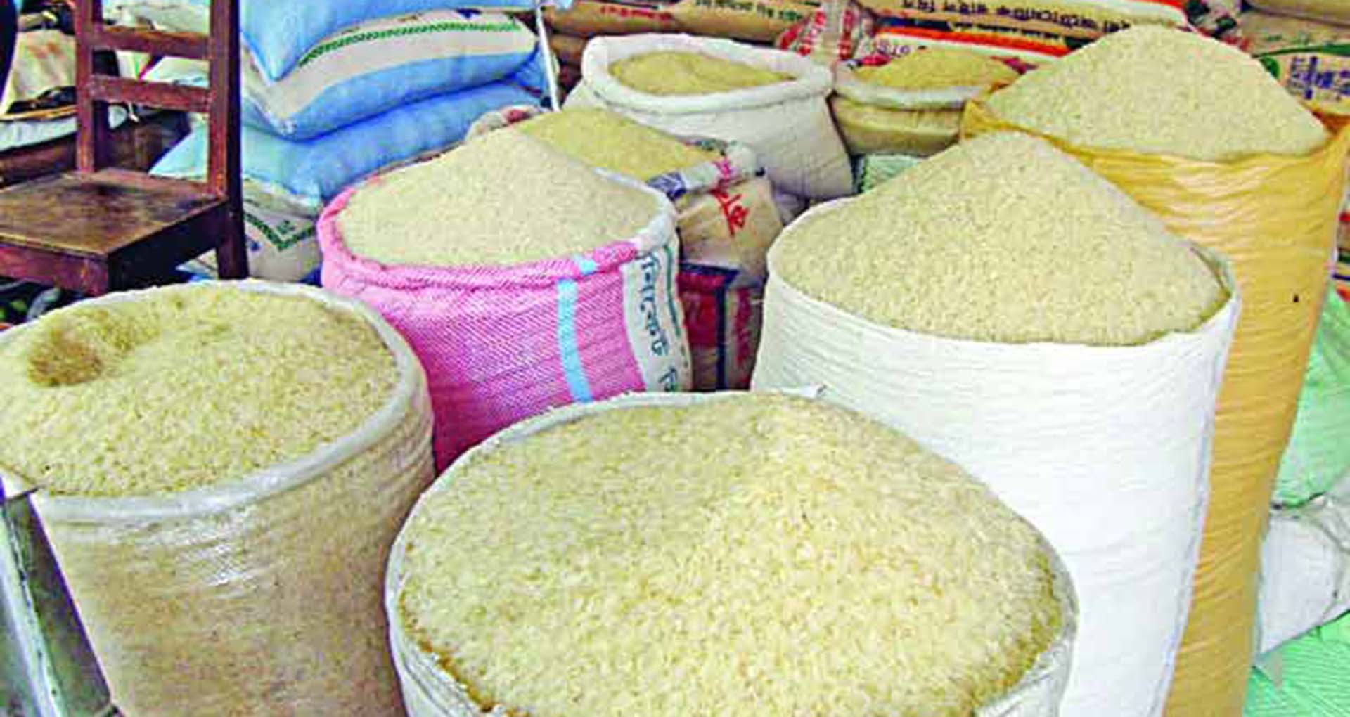 Photo of নিম্নমুখী চালের বাজার, সস্তির মুখ দেখছে ক্রেতারা