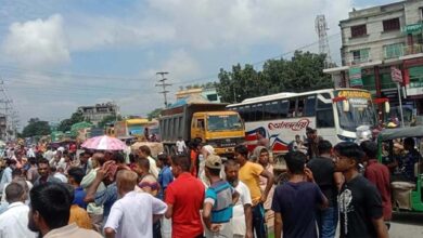 Photo of পাবনা ইউপি চেয়ারম্যানের বাড়িতে হামলার প্রতিবাদে মহাসড়ক অবরোধ