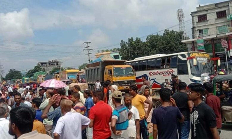 Photo of পাবনা ইউপি চেয়ারম্যানের বাড়িতে হামলার প্রতিবাদে মহাসড়ক অবরোধ