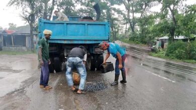 Photo of বৃষ্টিতেও চলে মহাসড়ক সংস্কারের কাজ