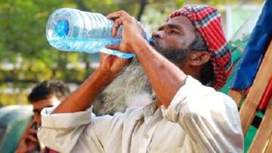 Photo of ভ্যাপসা গরমে অতিষ্ঠ রাজধানীর সাধারণ মানুষ