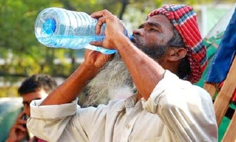 Photo of ভ্যাপসা গরমে অতিষ্ঠ রাজধানীর সাধারণ মানুষ