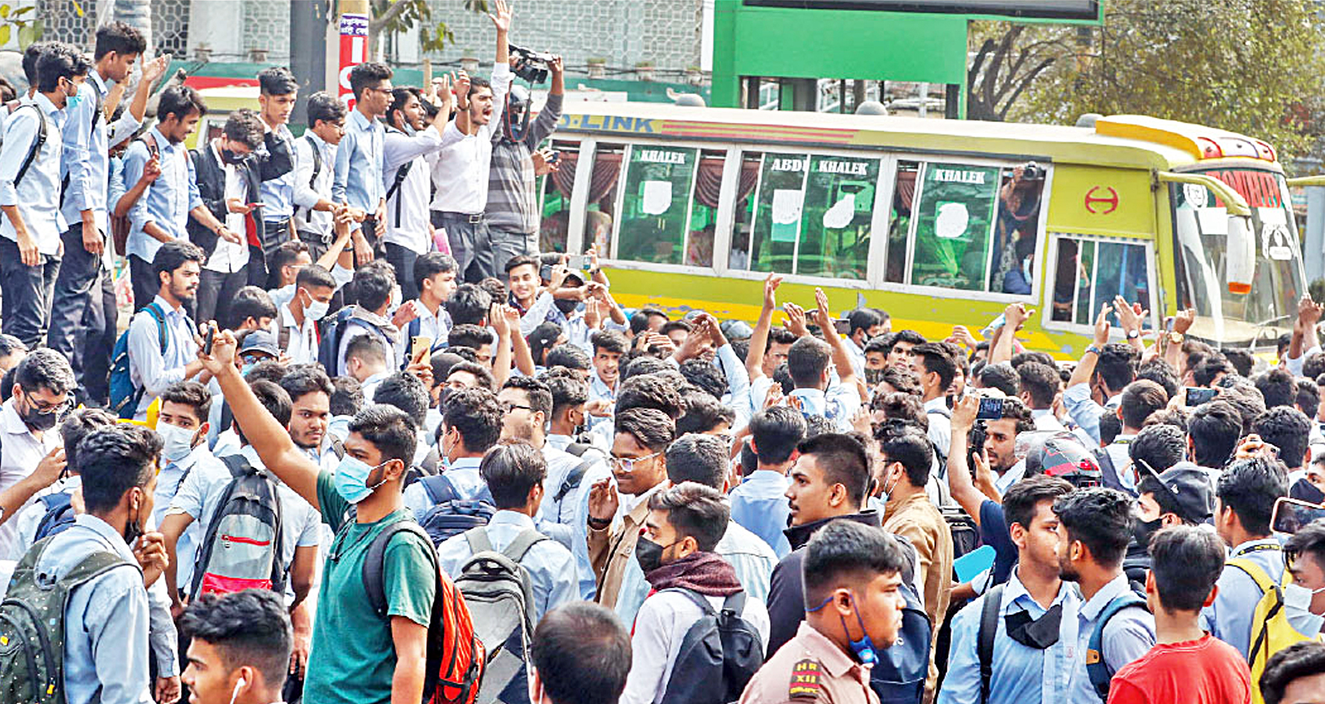 Photo of গণপরিবহনে শিক্ষার্থীদের জন্য হাফ ভাড়া চেয়ে রিট