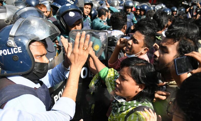 Photo of গণপরিবহনে শিক্ষার্থীদের হাফ পাসের দাবিতে ‘শাহবাগ অবরোধে’ পুলিশের বাধা