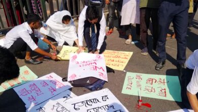 Photo of রামপুরা ব্রিজ অবরোধ করে শিক্ষার্থীদের বিক্ষোভ সমাবেশ