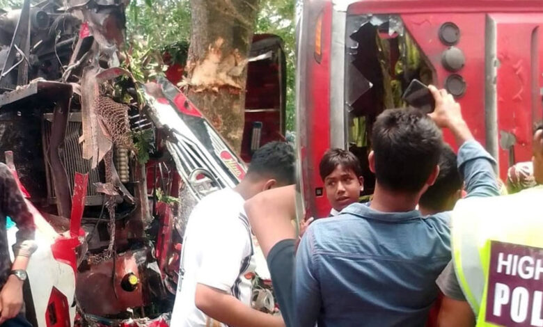 Photo of বাস-প্রাইভেট কার সংঘর্ষে নিহত ৮