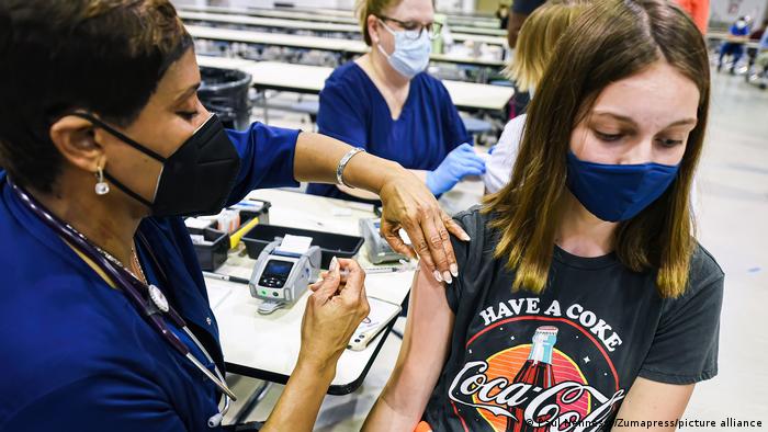 Photo of করোনায় একদিনে শনাক্ত আরও ৪ লাখ, মৃত্যু হাজারের নিচে