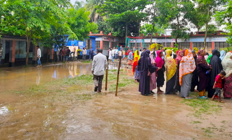 Photo of কুমিল্লা সিটি কর্পোরেশন নির্বাচনে বৃষ্টির হানা, ভোগান্তিতে ভোটাররা