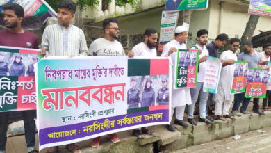 Photo of স্টেশনে তরুণী হেনস্তা