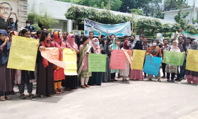 Photo of ক্লাস বর্জন করে চবিতে ছাত্রী হেনস্তার বিচার দাবিতে বিক্ষোভ