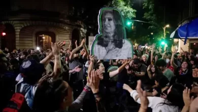 Photo of ভাইস প্রেসিডেন্টকে রক্ষা করতে আর্জেন্টিনার রাস্তায় হাজার হাজার মানুষ