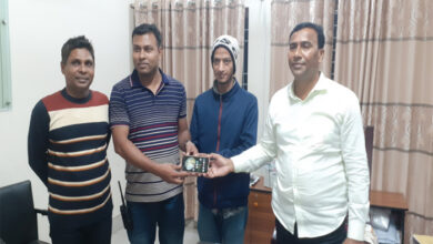 Photo of চাঁদপুরে ওসির প্রচেষ্ঠায় দামী মোবাইল ফোন উদ্বার