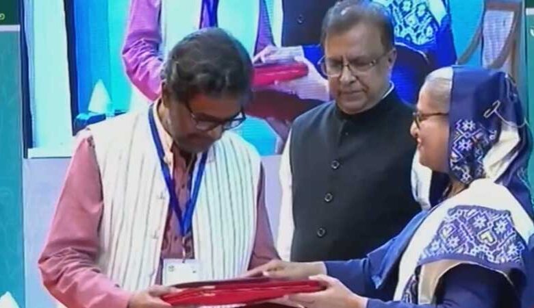 Photo of একুশে পদক প্রদান করলেন প্রধানমন্ত্রী