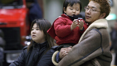 Photo of সরকারের উৎসাহ সত্ত্বেও জাপানি বাবারা পিতৃত্বকালীন ছুটি নিতে কেন ভয় পায়?