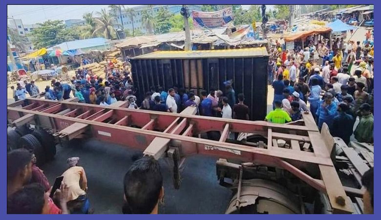 Photo of চট্টগ্রামে কনটেইনারচাপায় দুই রিকশা আরোহী নিহত