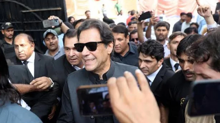 Photo of আদালতের সামনে থেকে ইমরান খান গ্রেপ্তার