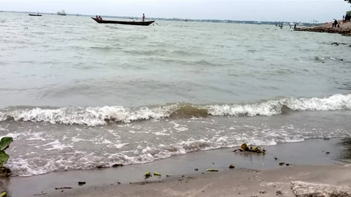 Photo of চাঁদপুরে উত্তাল হয়ে উঠছে পদ্মা-মেঘনা