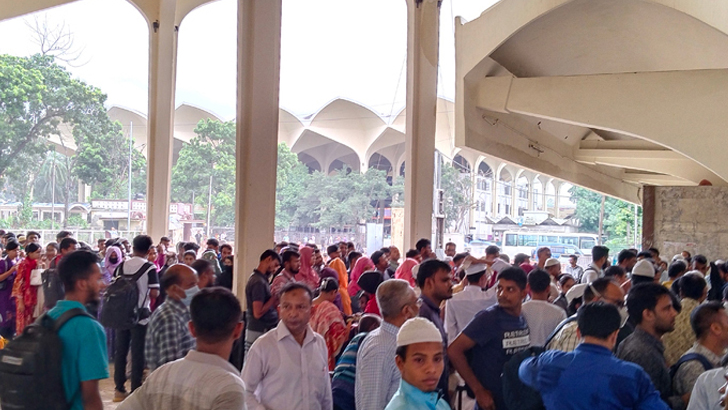 Photo of কমলাপুরে বাড়ছে ঘরমুখো মানুষের ভিড়