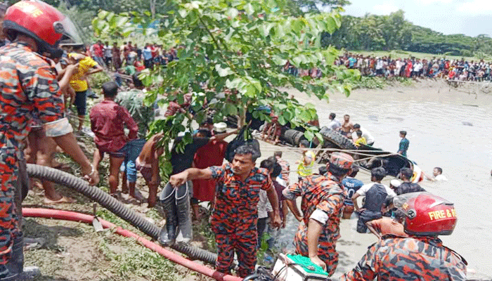 Photo of ঝালকাঠিতে বাস উল্টে পুকুরে, নিহত বেড়ে ১৭