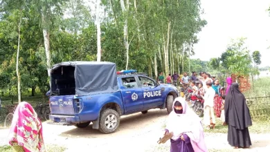 Photo of আঁচলে বাঁধা দুই সন্তানসহ মায়ের লাশ মিলল নদীতে