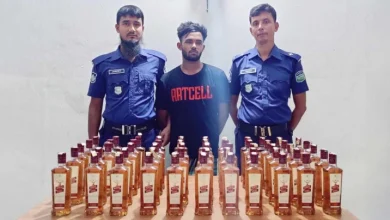 Photo of শেরপুরে ৫৫ বোতল ভারতীয় মদসহ যুবক গ্রেপ্তার