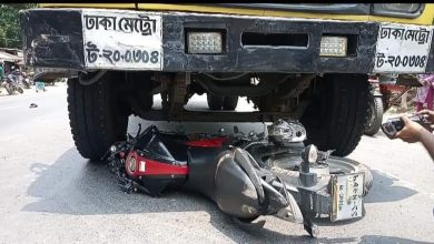 Photo of চলন্ত মোটরসাইকেলে ফোনে কথা বলতে গিয়ে প্রাণ গেল কলেজছাত্রের