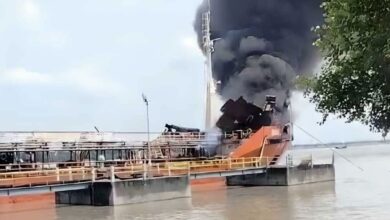 Photo of চট্টগ্রামে তেলবাহী জাহাজে বিস্ফোরণ থেকে আগুন