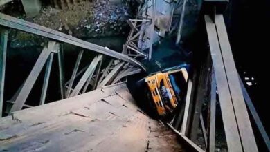 Photo of টঙ্গীতে বেইলি ব্রিজ ভেঙে ট্রাক নদীতে, বিকল্প পথে চলার অনুরোধ