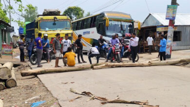 Photo of ট্রেন চালুর দাবিতে লালমনিরহাটে সড়ক অবরোধ, দূরপাল্লার যানবাহন বন্ধ