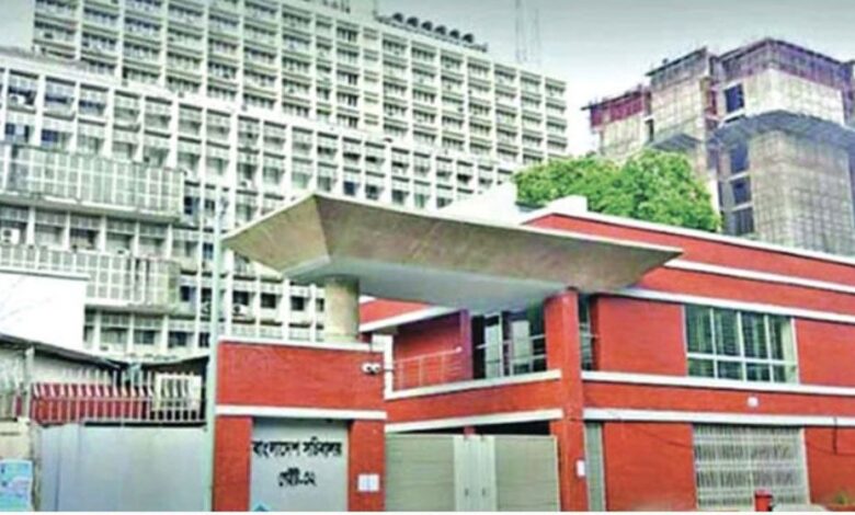 Photo of আজ ছুটির দিনেও চলছে সরকারি অফিস-ব্যাংক