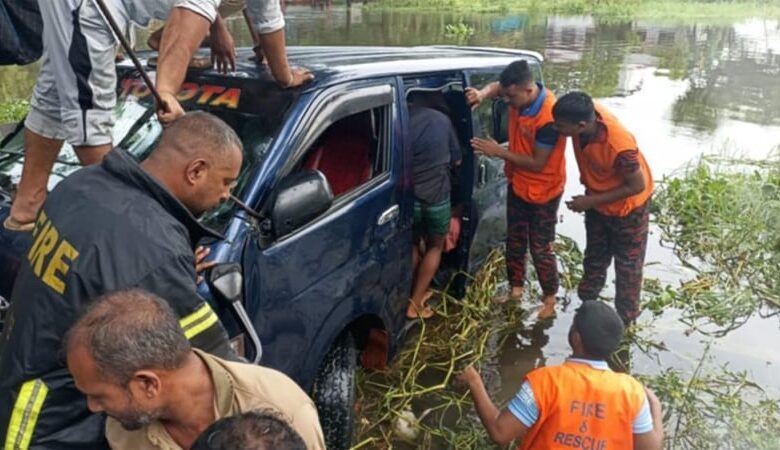 Photo of লক্ষীপুরে মাইক্রোবাস খালে, একই পরিবারের ৭ জন নিহত