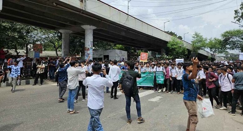 Photo of ৭ দফা দাবিতে সাতরাস্তায় কারিগরি শিক্ষার্থীদের সড়ক অবরোধ