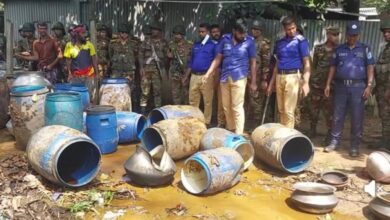 Photo of গাজীপুরে মাটি খুঁড়ে ড্রামভর্তি চোলাই মদসহ আটক ৬
