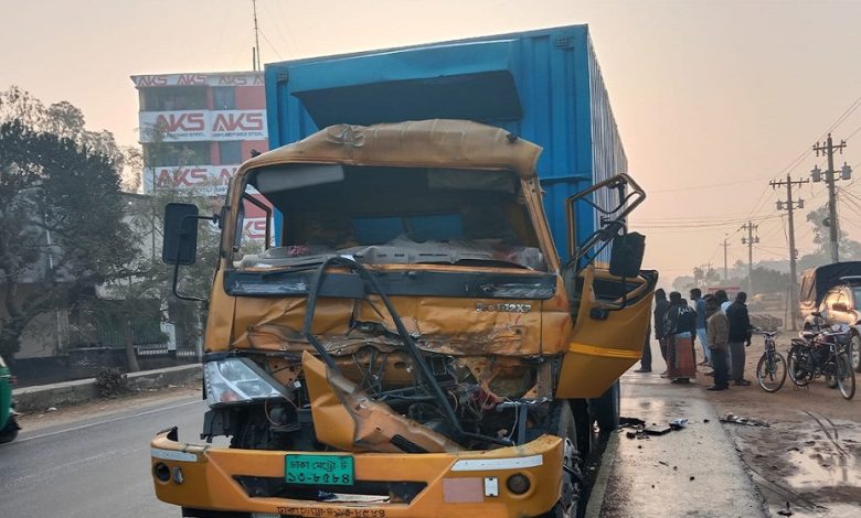 Photo of ঘোড়াঘাটে ট্রাকে কাভার্ড ভ্যানের ধাক্কা, চালকের সহকারী নিহত